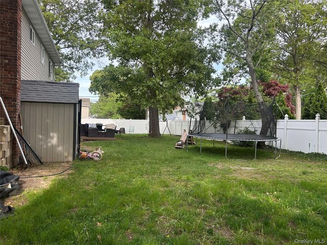 9 Oakley Street, Massapequa, NY 11758