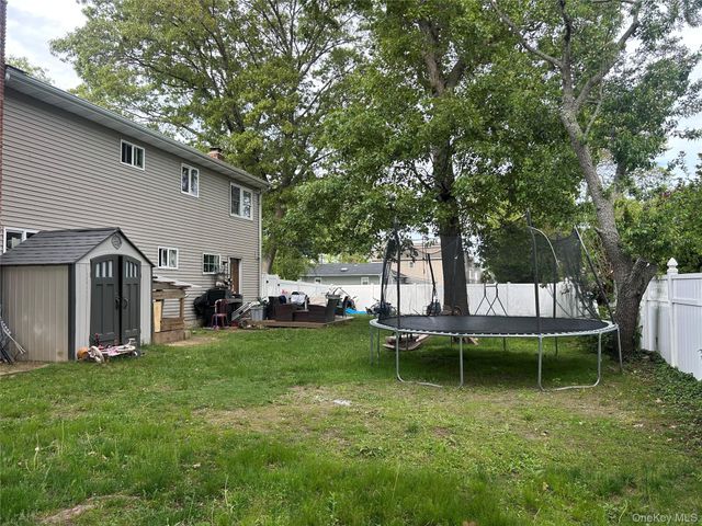 9 Oakley Street, Massapequa, NY 11758