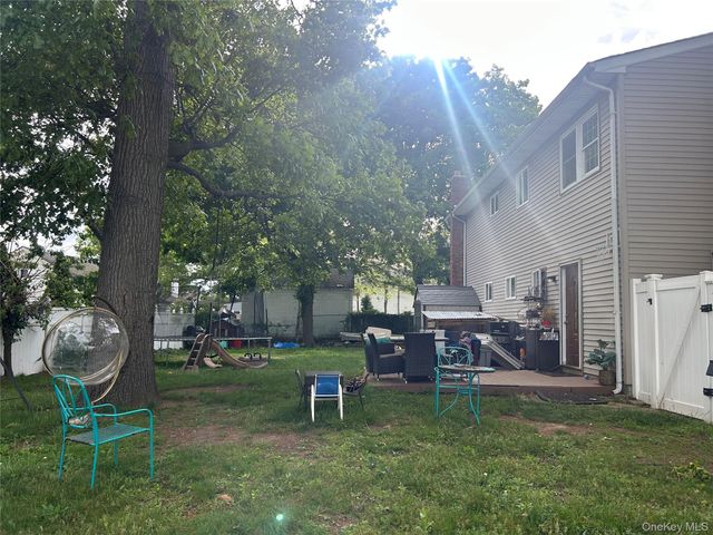 9 Oakley Street, Massapequa, NY 11758