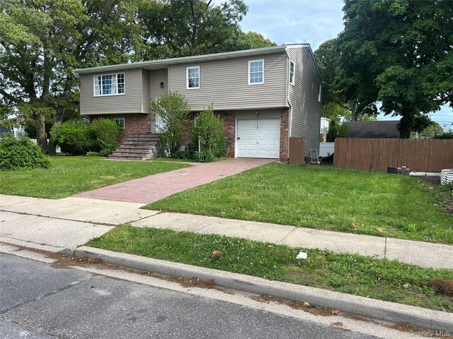 9 Oakley Street, Massapequa, NY 11758
