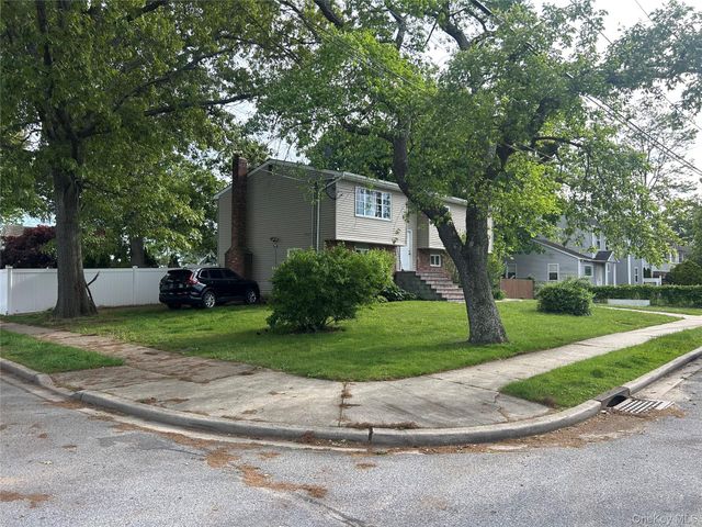 9 Oakley Street, Massapequa, NY 11758