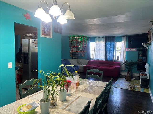 9 Oakley Street, Massapequa, NY 11758