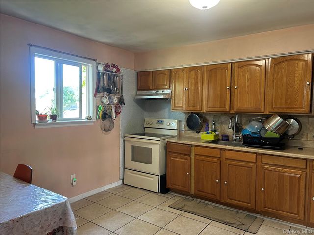 9 Oakley Street, Massapequa, NY 11758