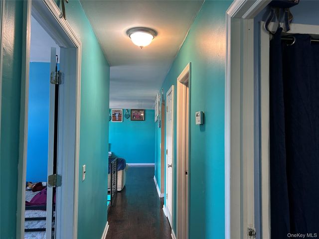 9 Oakley Street, Massapequa, NY 11758