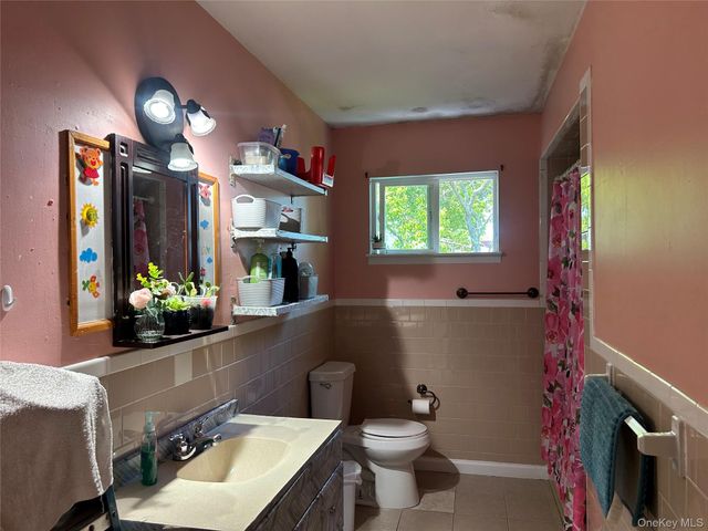 9 Oakley Street, Massapequa, NY 11758