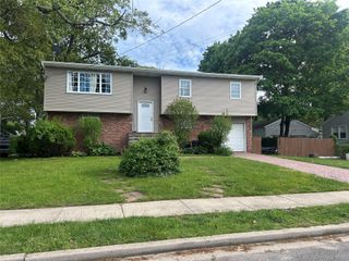 9 Oakley Street, Massapequa, NY 11758