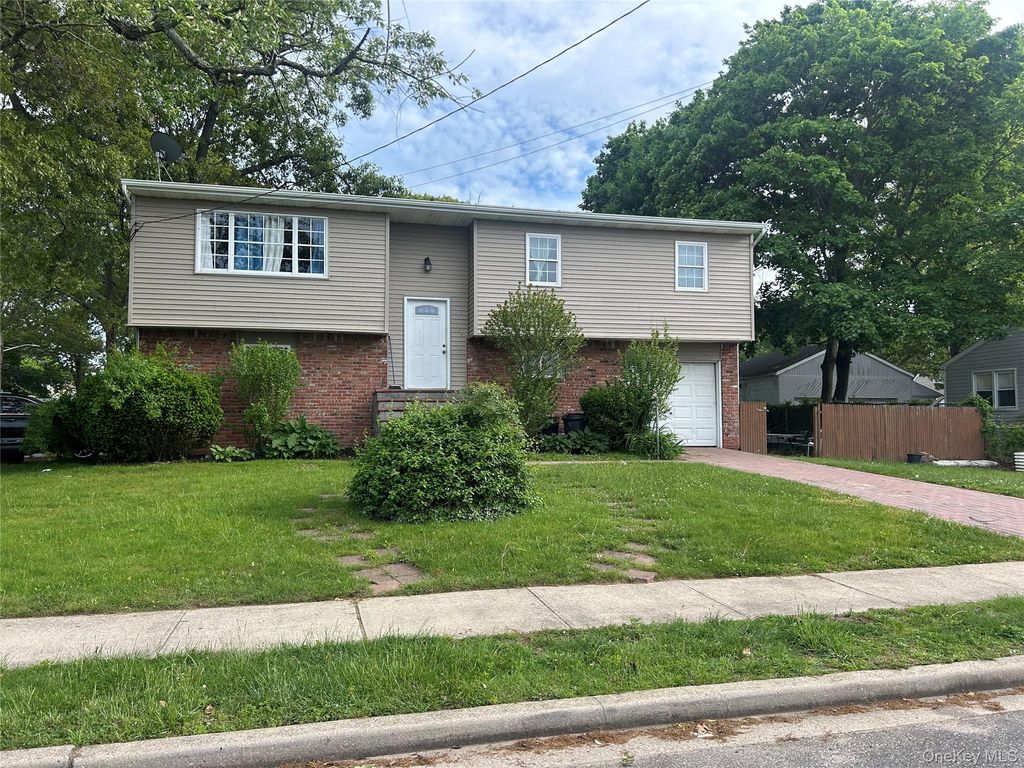 9 Oakley Street, Massapequa, NY 11758