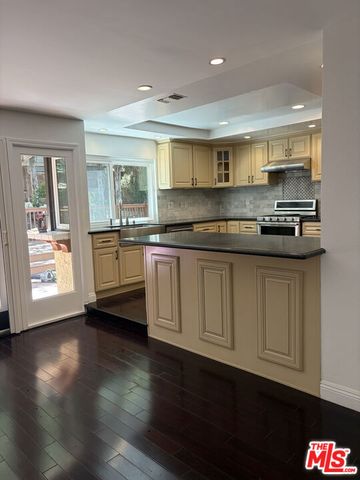 2880 Woodwardia Drive, Los Angeles, CA 90077