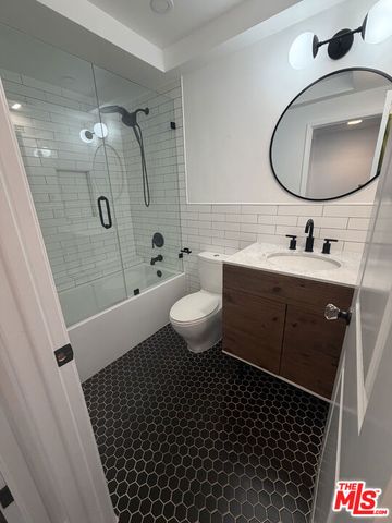 2880 Woodwardia Drive, Los Angeles, CA 90077