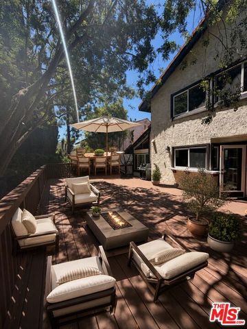 2880 Woodwardia Drive, Los Angeles, CA 90077