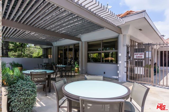 2880 Woodwardia Drive, Los Angeles, CA 90077