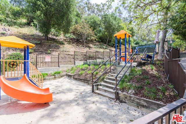 2880 Woodwardia Drive, Los Angeles, CA 90077