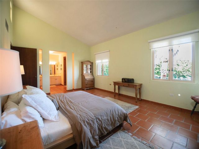 86 86, Vega Alta, PR 00692