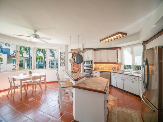 86 86, Vega Alta, PR 00692