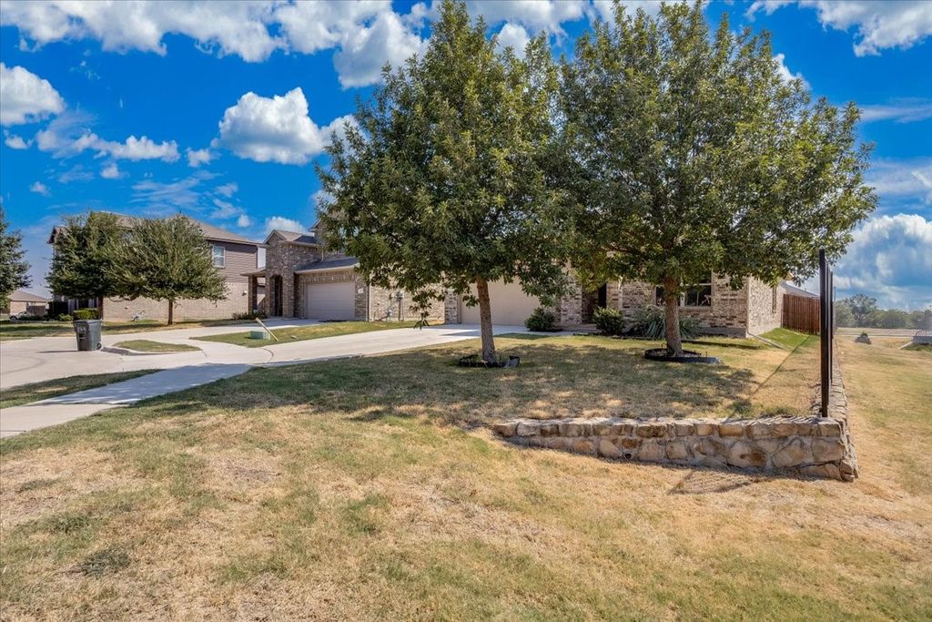 145 Hidden Creek Court, Saginaw, TX 76131 — photo 3