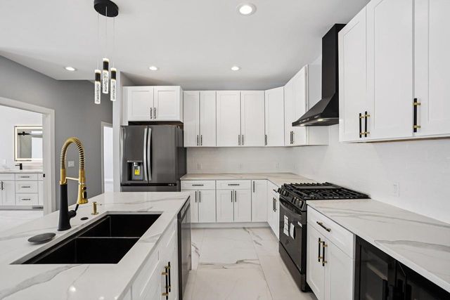 320 Oakbrook Drive, Wisconsin Dells, WI 53965