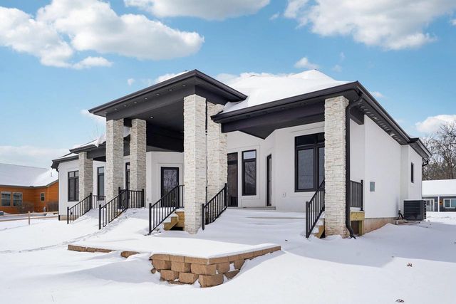 320 Oakbrook Drive, Wisconsin Dells, WI 53965