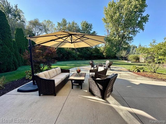 2833 Bywater Drive, Troy, MI 48085