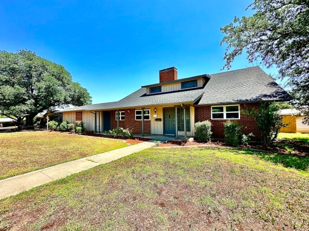 1506 Crescent Drive, Sweetwater, TX 79556