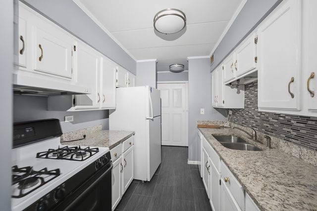 300 S Roselle Road 522, Schaumburg, IL 60193