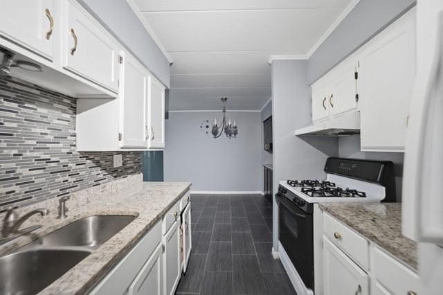 300 S Roselle Road 522, Schaumburg, IL 60193