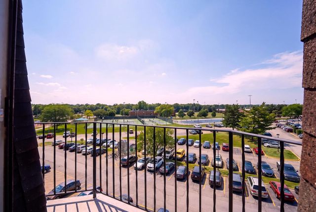 300 S Roselle Road 522, Schaumburg, IL 60193