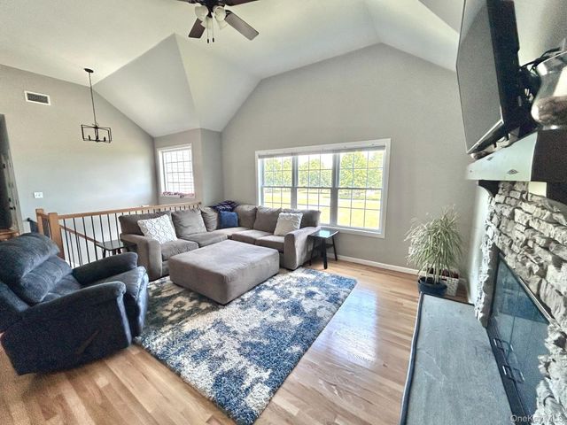 82 River Glen Road, Wallkill, NY 12589