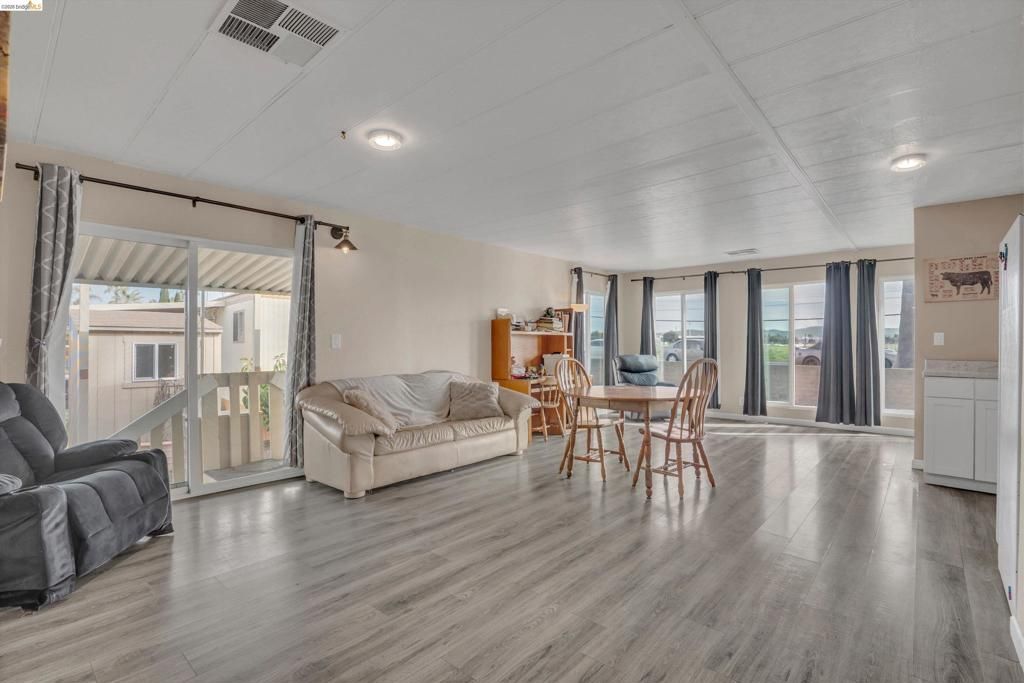 Image 6 of property listing at 180 180 Algiers Circle, Pacheco, CA 94553