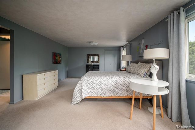 33025 Tall Oaks Street, Farmington, MI 48336
