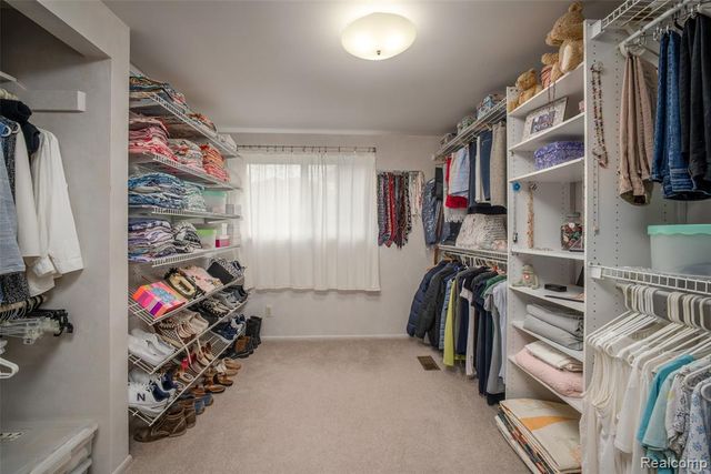 33025 Tall Oaks Street, Farmington, MI 48336