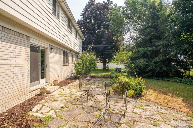 33025 Tall Oaks Street, Farmington, MI 48336