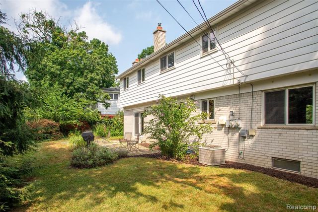 33025 Tall Oaks Street, Farmington, MI 48336