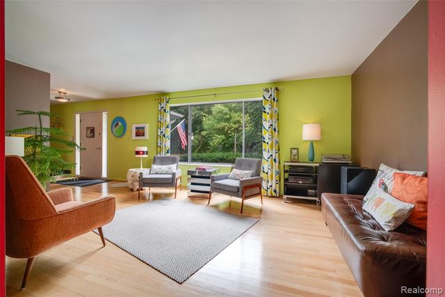33025 Tall Oaks Street, Farmington, MI 48336