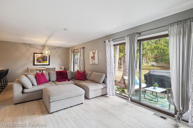 1131 Indianwood Trail # 12, Walled Lake, MI 48390