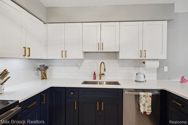 1131 Indianwood Trail # 12, Walled Lake, MI 48390