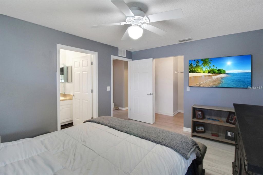 Image 12 of property listing at 15427 WINTER BREEZE LANE, Wimauma, FL 33598