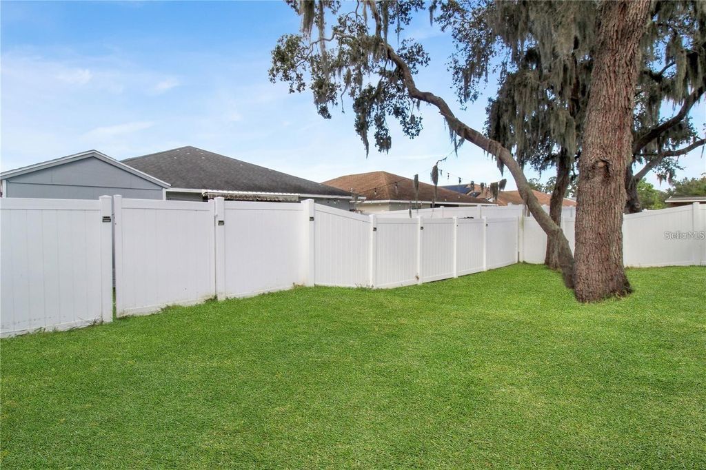 Image 23 of property listing at 15427 WINTER BREEZE LANE, Wimauma, FL 33598