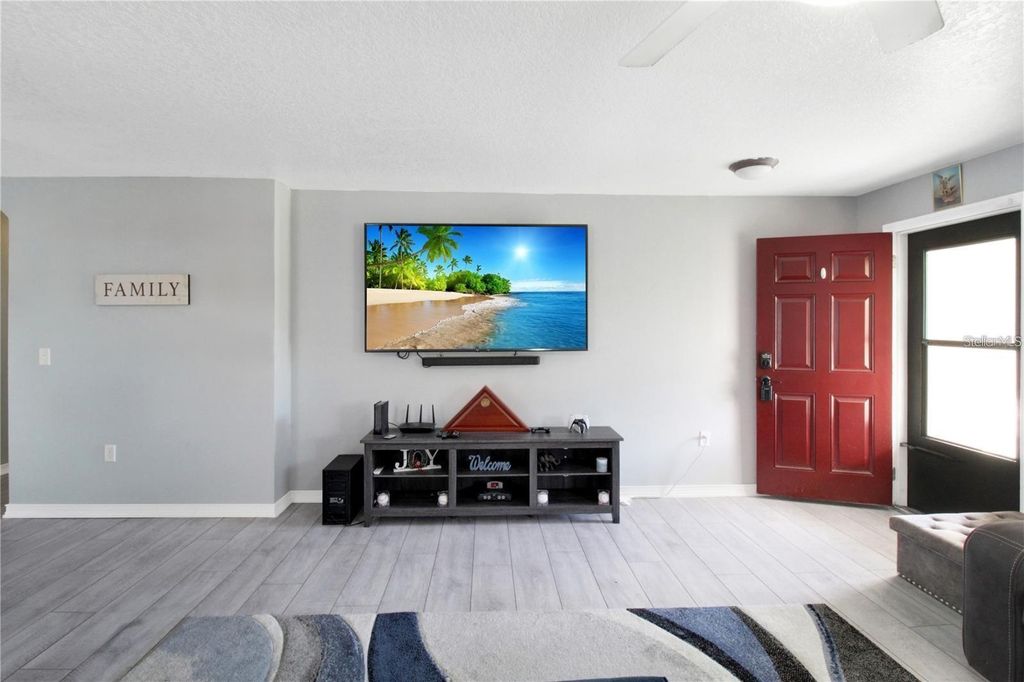 Image 5 of property listing at 15427 WINTER BREEZE LANE, Wimauma, FL 33598