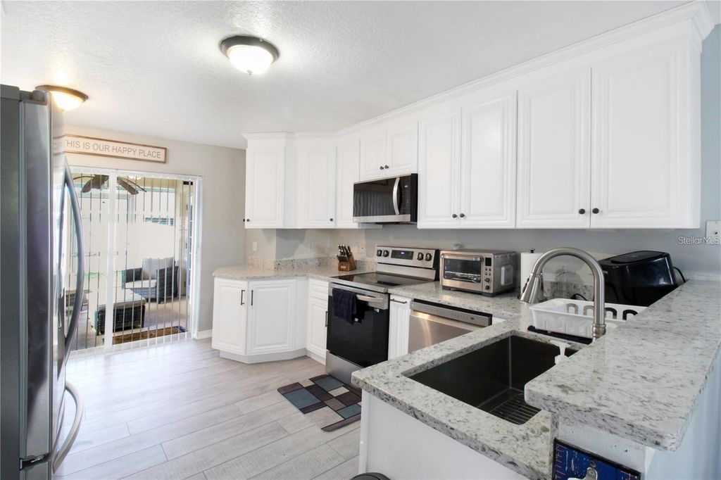 Image 8 of property listing at 15427 WINTER BREEZE LANE, Wimauma, FL 33598