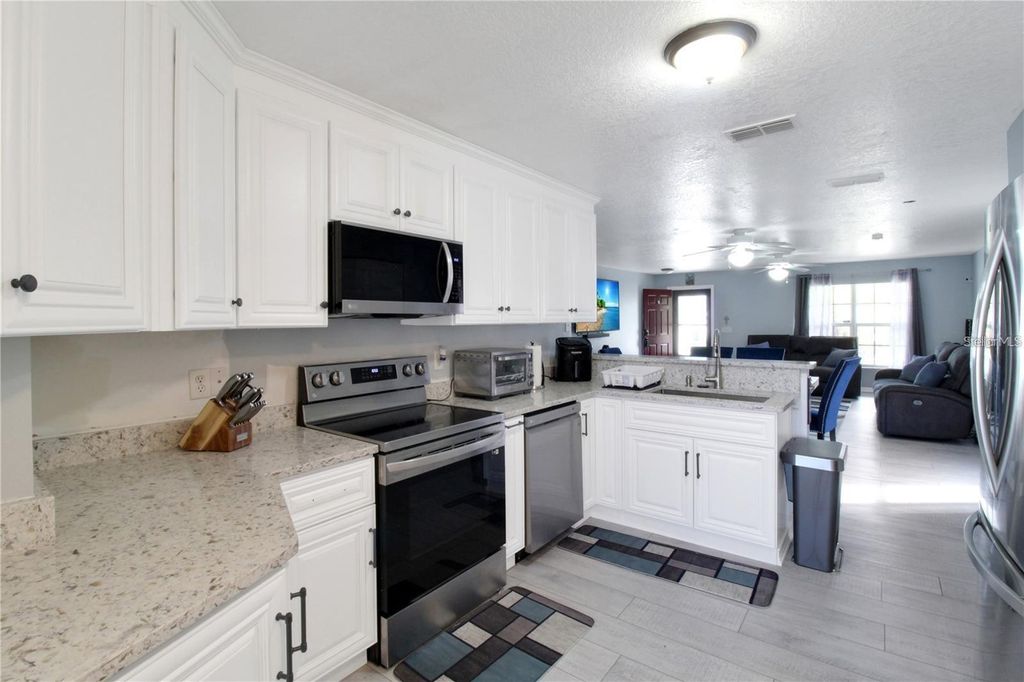 Image 10 of property listing at 15427 WINTER BREEZE LANE, Wimauma, FL 33598