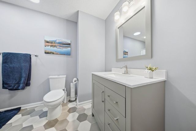 8105 Dakota Lane, Chanhassen, MN 55317