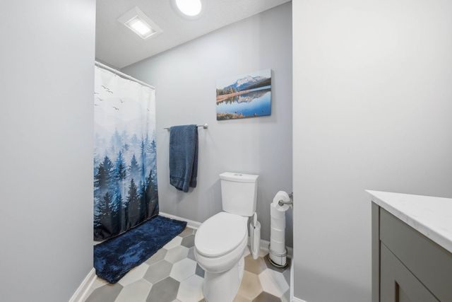 8105 Dakota Lane, Chanhassen, MN 55317