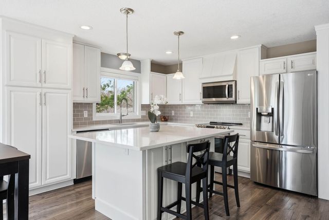 8105 Dakota Lane, Chanhassen, MN 55317