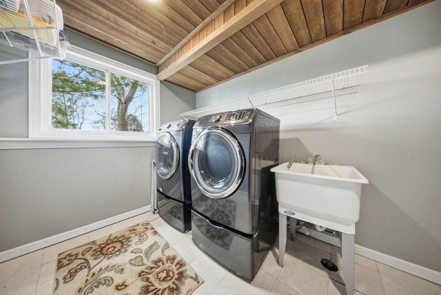 8105 Dakota Lane, Chanhassen, MN 55317