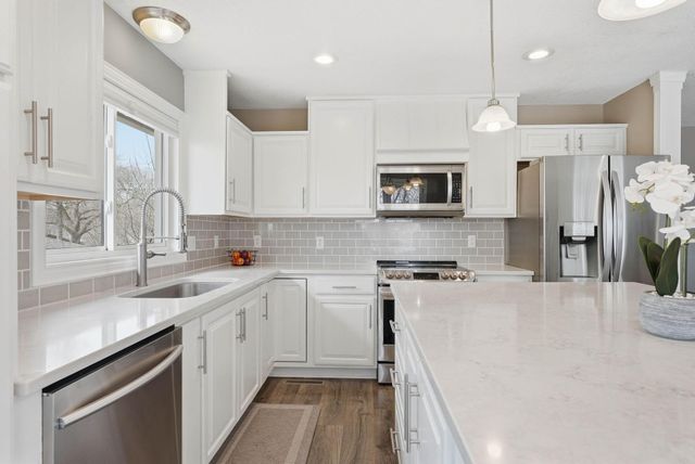 8105 Dakota Lane, Chanhassen, MN 55317