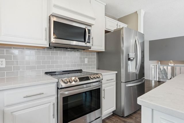 8105 Dakota Lane, Chanhassen, MN 55317