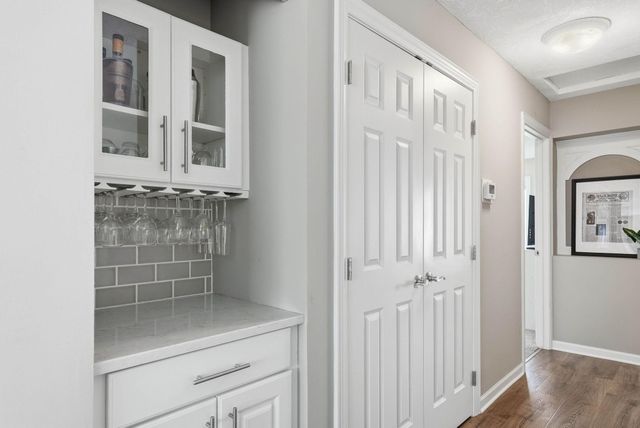 8105 Dakota Lane, Chanhassen, MN 55317