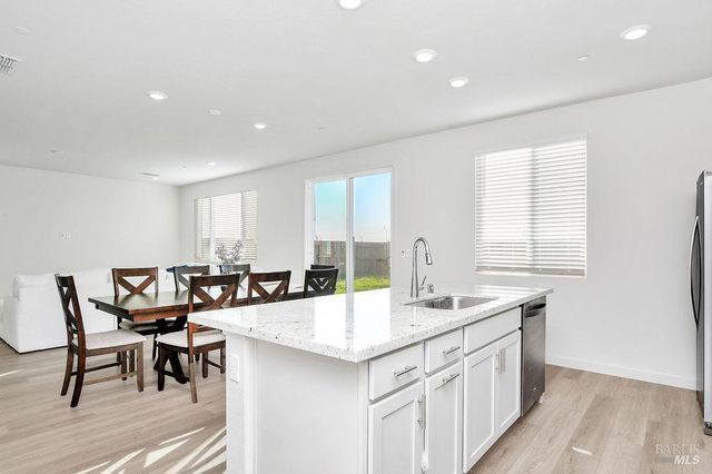 681 SHEFFORD Dr, Vacaville, CA 95687