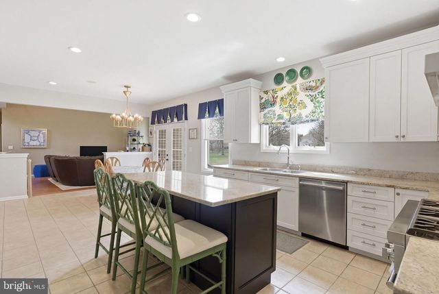 25 MILLENNIUM DR, Columbus, NJ 08022