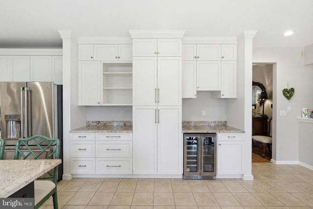 25 MILLENNIUM DR, Columbus, NJ 08022